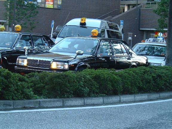 JR川崎駅西口のタクシー乗り場で並んでいるところの写真。
